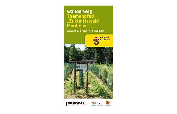 Titelbild eines Prospekts zum Wanderweg im Monheimer Stadtwald, mit dem Text "Themenpfad Zukunftswald Monheim". Darunter der Text "Waldumbau im Stadtwald Monheim". Mit Logos vom Naturpark Altmühltal, der Monheimer Alb, dem Ferienland und dem Geopark Ries.