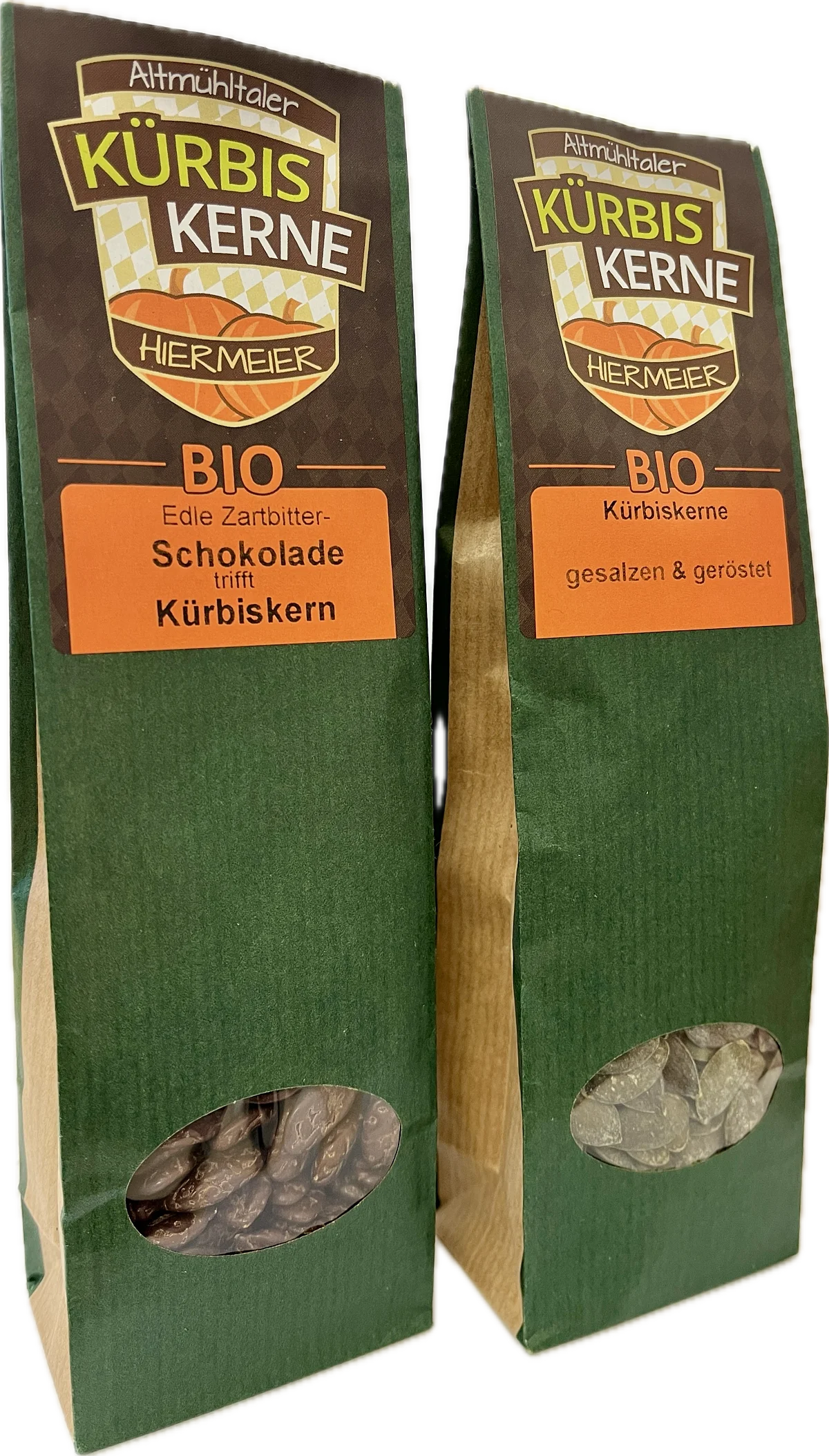 Zwei grüne Verpackungen mit Bio-Kürbiskernen, eine mit Schokolade, die andere gesalzen und geröstet.