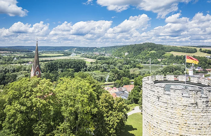 Luftbild vom Heinrichsturm mit dem grünen Donautal im Hintergrund. Der Himmel ist blau-weiß.