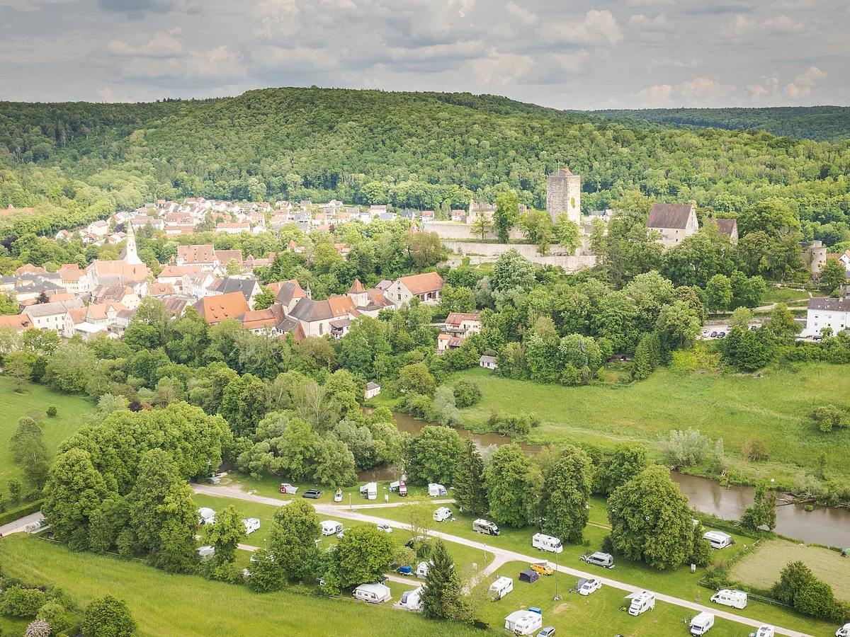 Luftausnahme vom Pappenheimer Campingplatz mit Burg und Städtchen im Hintergrund