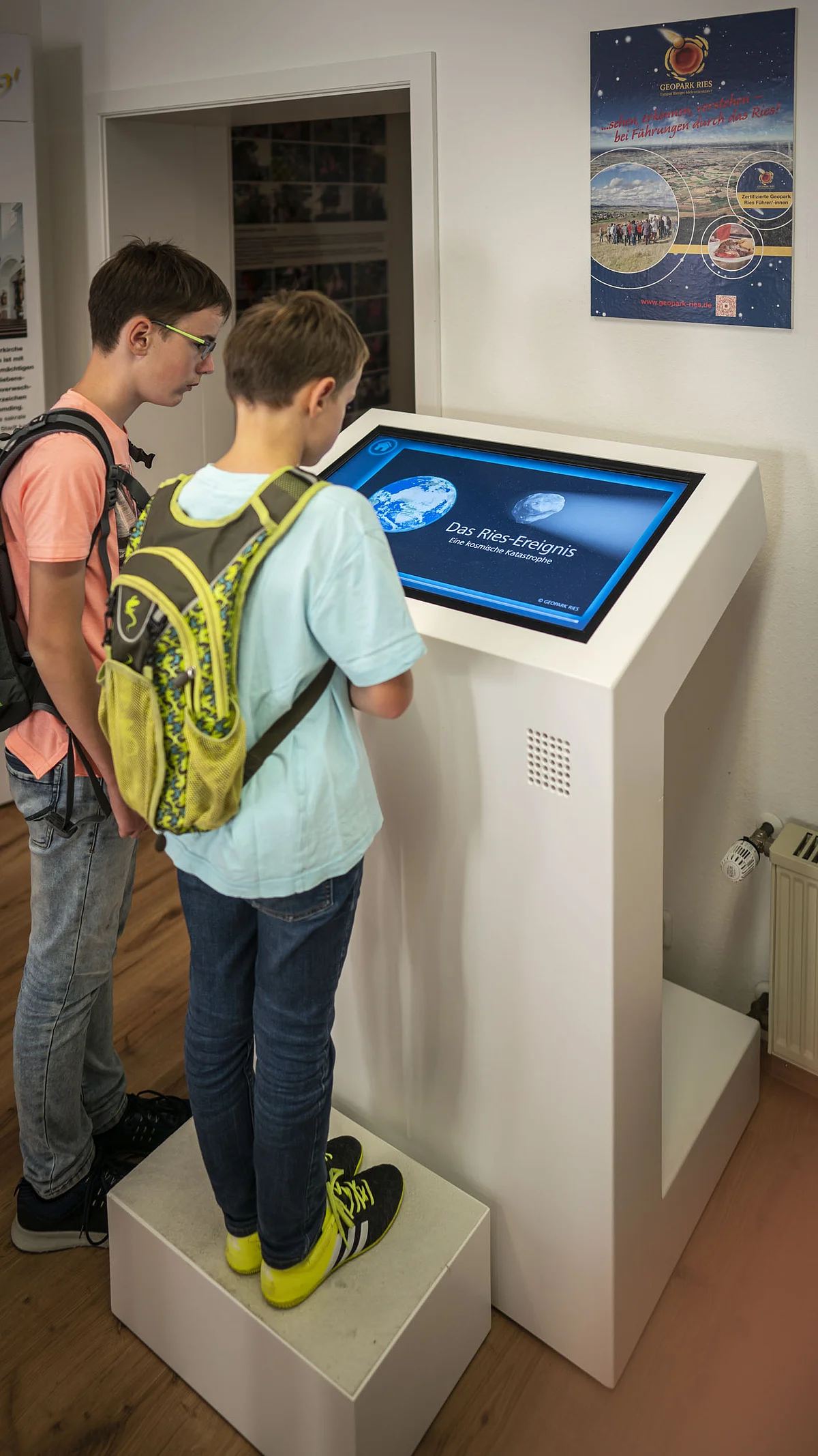 Animation Geopark-Infostelle Kinder schauen sich die Ries-Animation in der Geopark-Infostelle an.