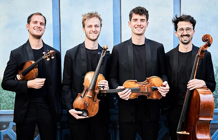 Die vier Musiker des Streichquartetts mit ihren Instrumenten.