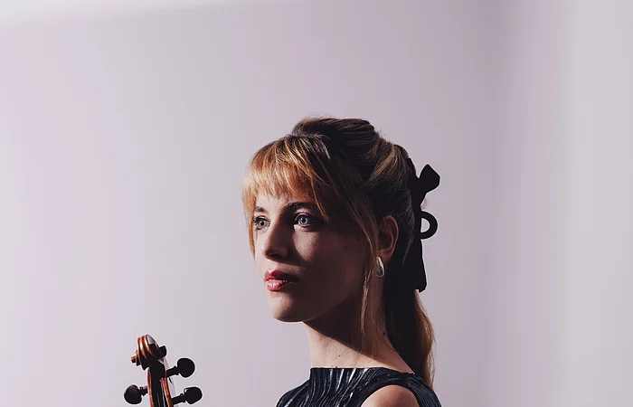 Die Musikerin Violaine Despeyroux mit ihrer Bratsche.