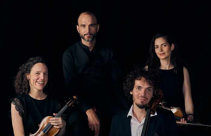 Die vier Mitglieder des Quatuor Voce mit ihren Instrumenten.