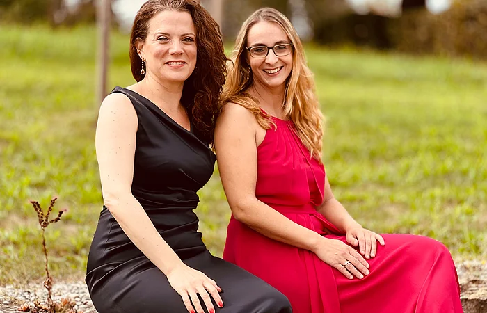 Die beiden Musiker Martina Silvester und Feodora Johanna Mandel in Abendkleidern