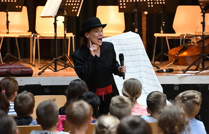 Die Musikerin Martina Silvester bei einem Kinderkonzert