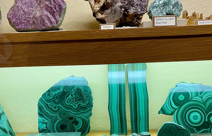 in einer Vitrinen sind Edelsteine verschiedener Farben zu sehen