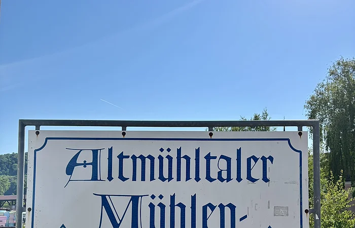 Vor blauem Himmel ist das Schild mit der Schrift: Altmühltaler Mühlenmuseum zu sehen
