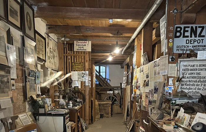 an den Bildrändern seitlich des Ganges in der Mitte sind viele Schilder und Bilder zu sehen.