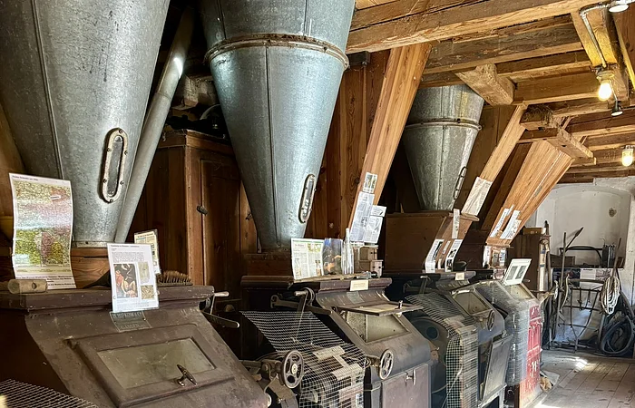 Mahlwerke im Innenraum. Fluchtpunkt rechts