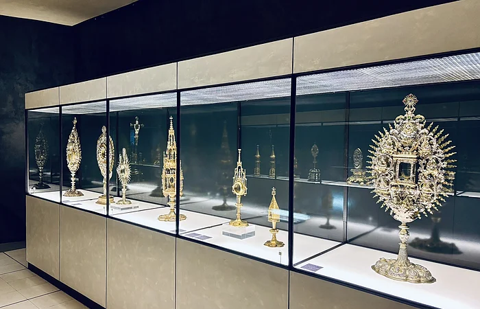 in einer Vitrine stehen verschiedenste Reliquien und Schätze aus Silber und Gold.
