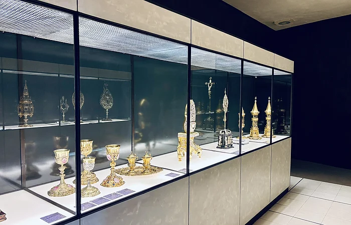 in einer Vitrine stehen verschiedenste Reliquien, Kelche, Kreuze, etc.