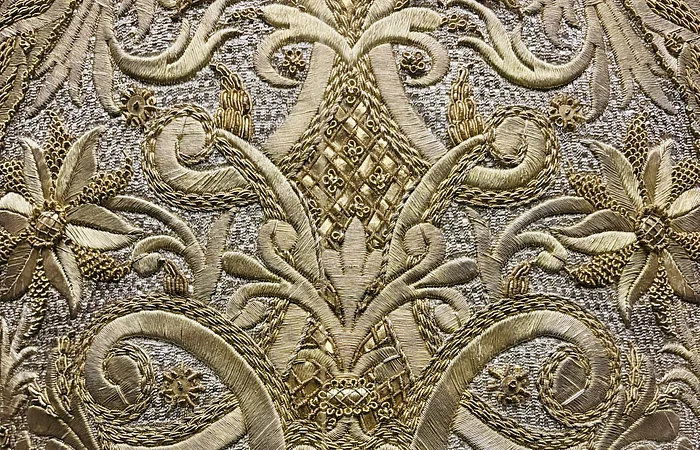 Zu sehen ist eine silber/goldverzierte Mitra.