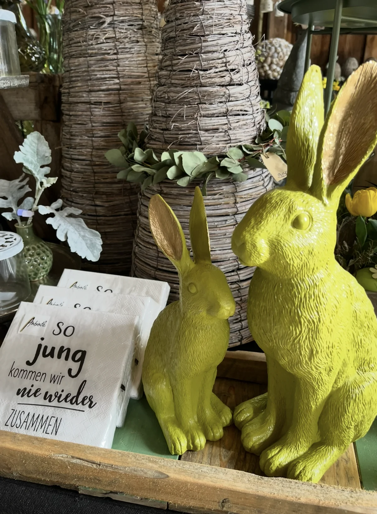 Zwei grüne Kunststoffosterhasen