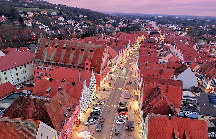 Donauwörth - Blick vom Turm des Liebfrauenmünsters auf die weihnachtlich beleuchtete Reichsstraße