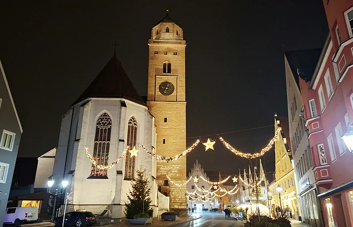 Donauwörther Reichsstraße mit weihnachtlicher Beleuchtung