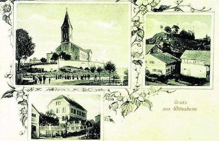 Dreiteilige historische Postkarte mit drei Bildern in schwarz-weiß: eine Kirche oben links, Häusern und unten der alte Pfarrhof in Wittesheim. Text „Gruss aus Wittesheim“ umrahmt von Blumendekor.