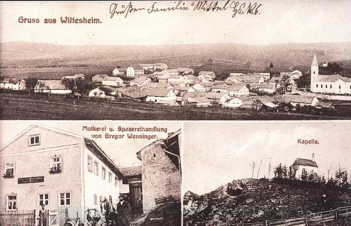 Schwarz-weiß Postkarte mit drei alten Fotos: mit einer Panorama-Aufnahme von oben von Wittesheim, Molkerei und Spezzereihandlung von Gregor Wenninger und der Kalvarienbergkapelle auf einem Hügel.
