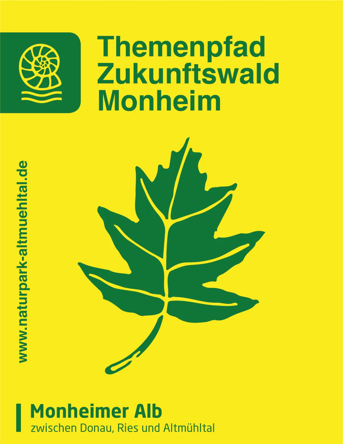 Gelbes Schild zum Themenpfad Zukunftswald in Monheim mit gleichnamigen Schriftzug, mit grünem Blatt in der Mitte auf gelbem Hintergrund und einer Webadresse www.naturpark-altmuehltal.de, vertikal links. Neben dem Schriftzug eine Abbildung eines Schneckenfossils.