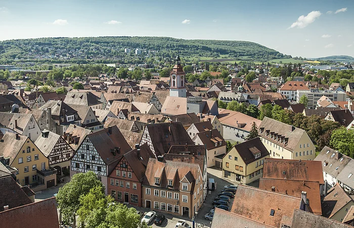 Weissenburg in Franken, Bayern; Stadtporträt, Blick aus dem Kirchturm der St Andreas Kirche am Martin-Luther-Platz