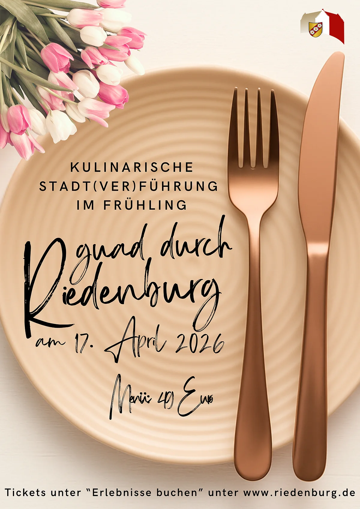 Guad durch Riedenburg Teller mit Messer und Gabel. Rosa und weiße Tulpen liegen am Tisch