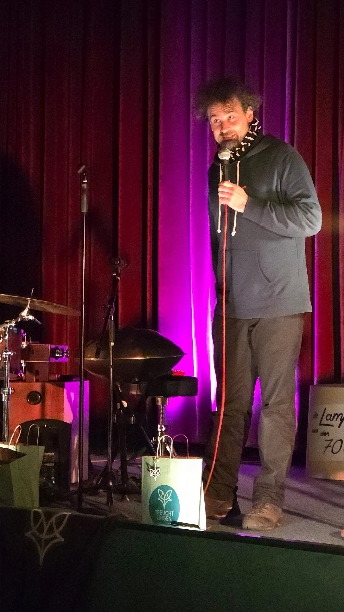 Auf dem Bild ist ein Slammer von der Treuchtlinger Reimnacht 2025 im Central Kino Treuchtlingen zu sehen.