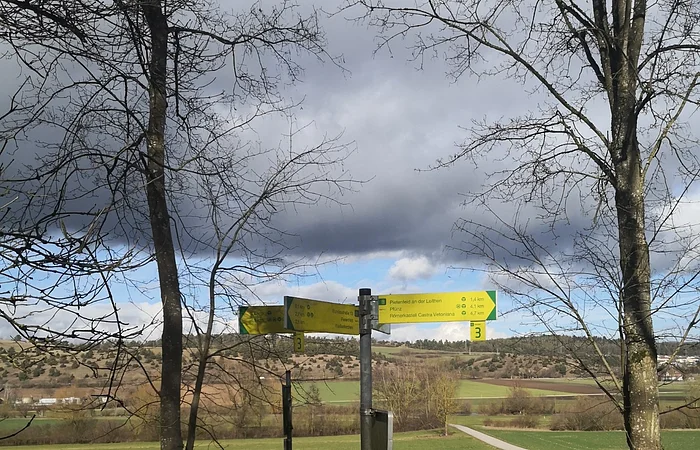 Beschilderung mit vier Auslegern Einschieber Nr. 3 Wanderweg zum Kastell und rund um Pietenfeld