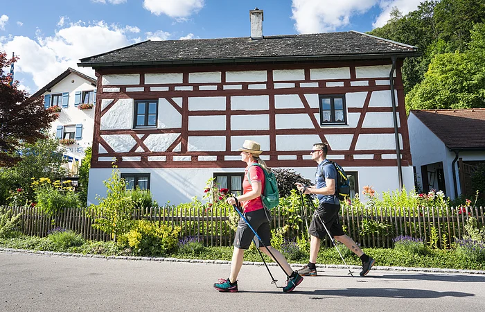 Wanderer in der Nähe der Karstquelle "Grüner Topf" bei Kipfenberg