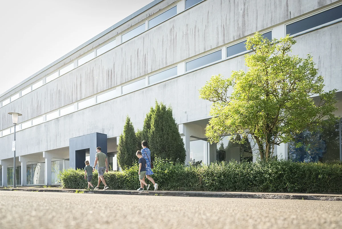 Eine Familie ist auf dem Weg zu einer Führung im KunstMuseum.