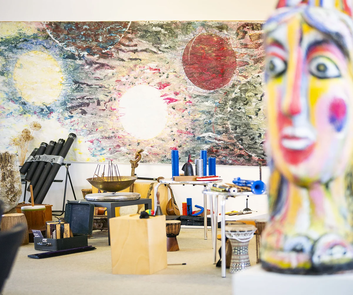 Musikalischer Raum mit künstlerischen Werken im Hintergrund im KunstMuseum Donau-Ries.