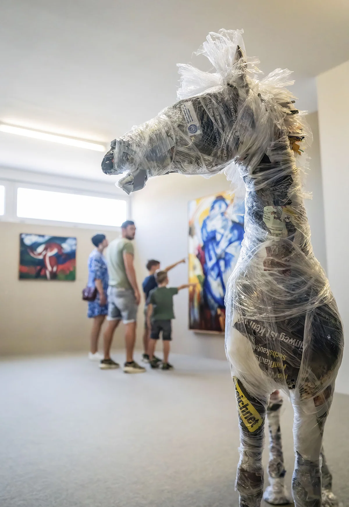 Eine ausgestellte Figur in Form eines Pferdes im KunstMuseum Donau-Ries.