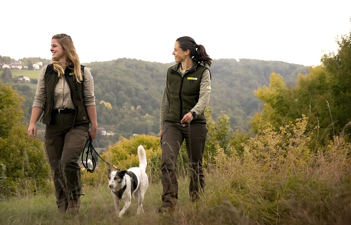 Weibliche Personen mit Hund