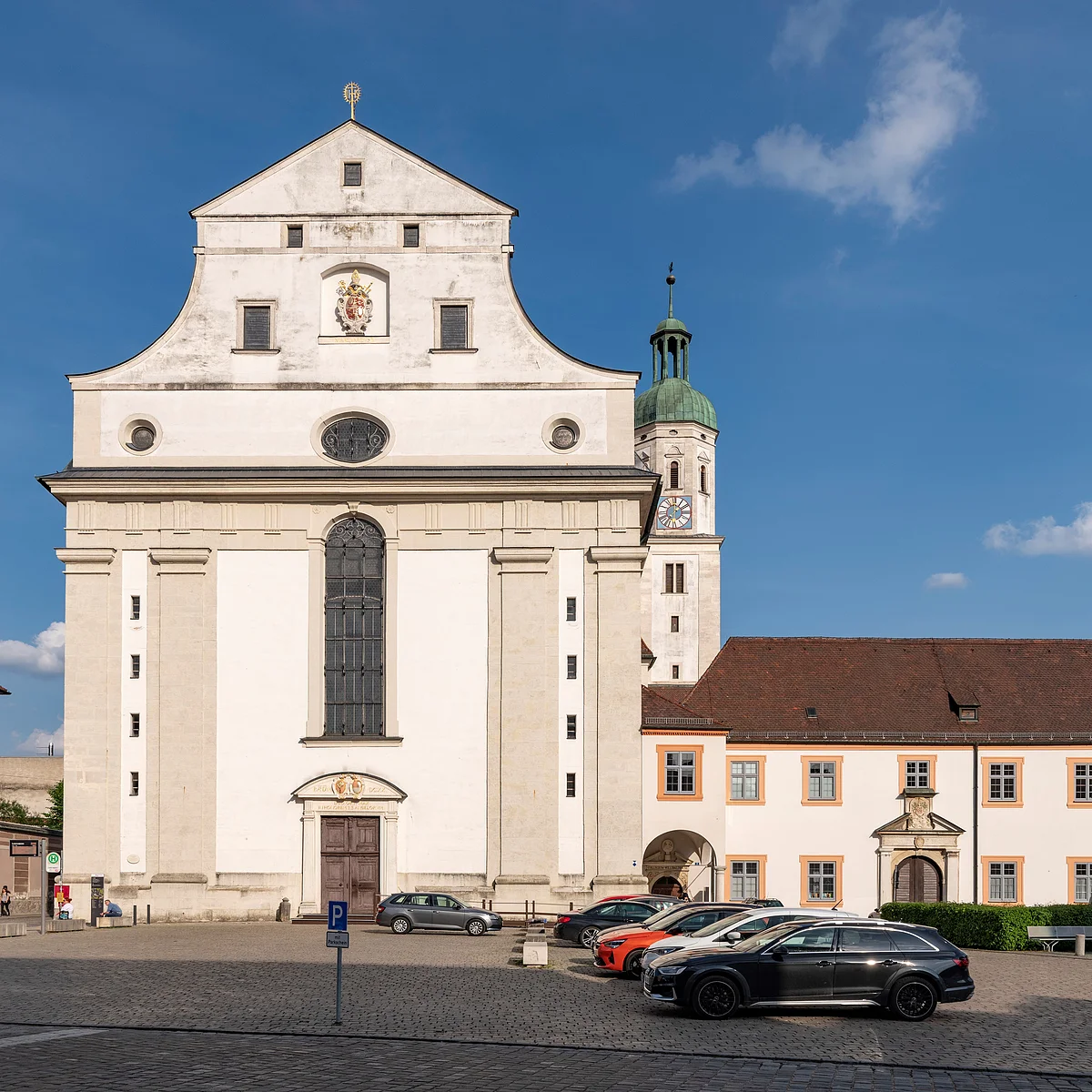 Im Hintergrund ragt die Fassade der Schutzengelkirche und deren rundlicher Kirchturm empor. Direkt im Anschluss erstreckt sich das Collegium Willibaldinum, welches das Priesterseminar beherbergt. Davor erstreckt sich der mit Solnhofener Steinen gepflasterte Leonrodplatz. Große, steinerne Sitzbänke sind der Länge nach in Richtung Kirche aufgereiht.