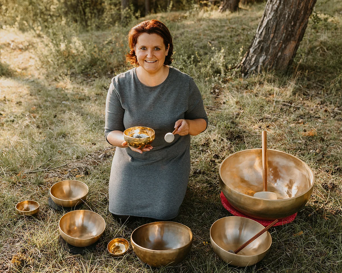 Luitgard Hänsel mit ihren verschieden großen Klangschalen.