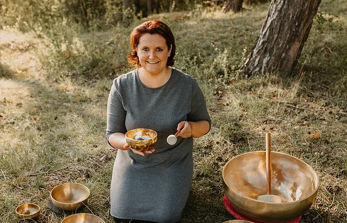 Luitgard Hänsel mit ihren verschieden großen Klangschalen.