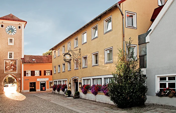 Altstadtstraße mit Blick auf den Gasthof Weißes Lamm in Kelheim.