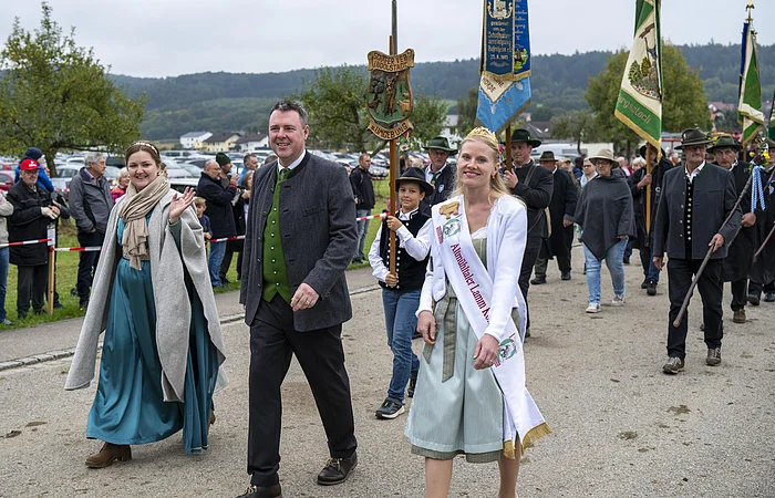 Festumzug mit Menschen und Fahnen
