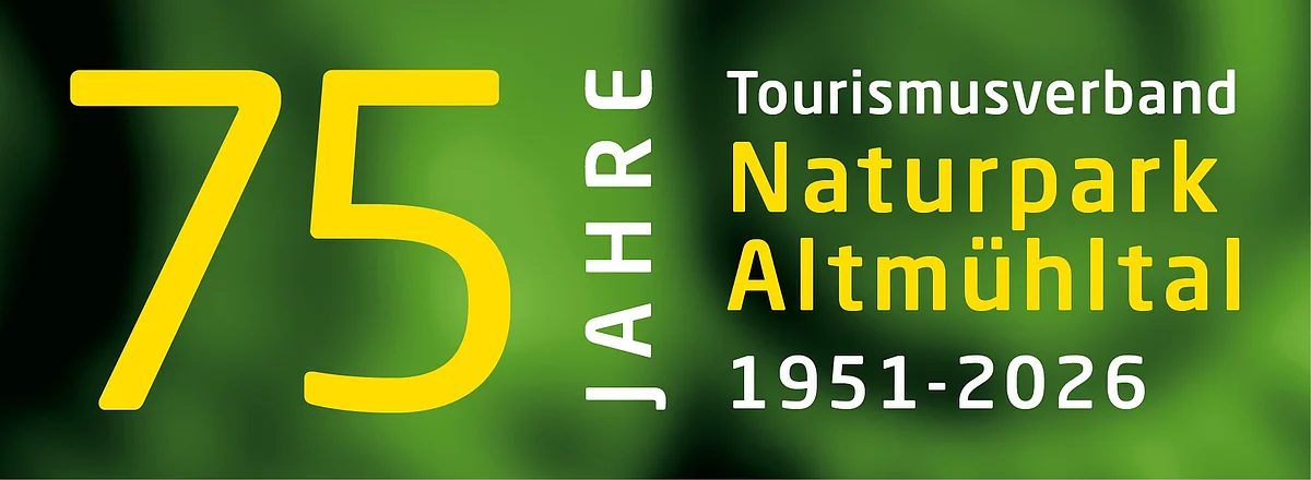 Logo Jubiläum Tourismusverband Naturpark Altmühltal 75 Jahre Tourismusverband Naturpark Altmühltal 1951-2026 auf grünem Hintergrund
