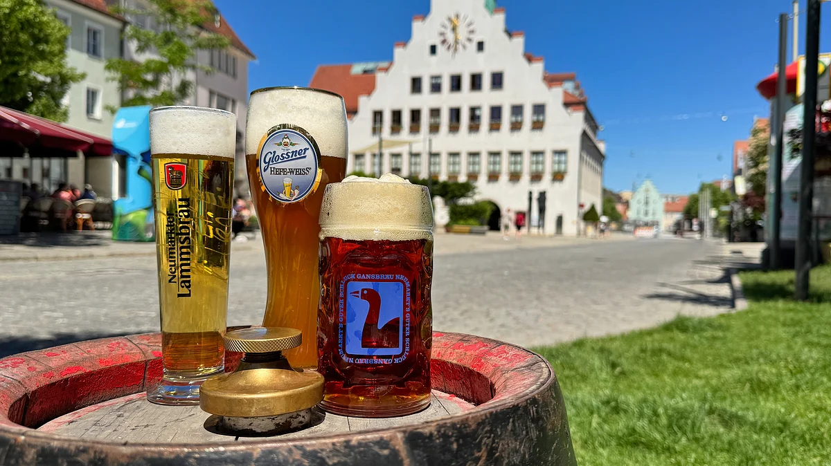 Neumarkter Biervielfalt - Neumarkter Biere vor dem Rathaus
