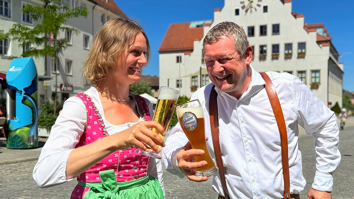 Neumarkter Biervielfalt - Jörg und Christiane Bauer vor dem Rathaus