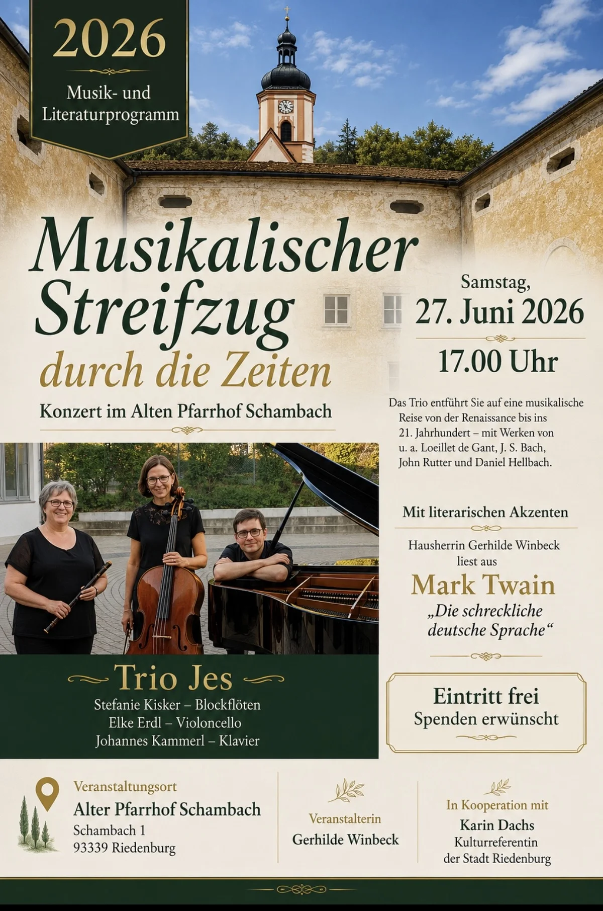 Musikalischer Streifzug Drei Musiker mit Blockflöte, Cello und Klavier bewerben auf einem Plakat ihr Konzert im Alten Pfarrhof Schambach. Kirchenturm und blauer Himmel im Hintergrund.