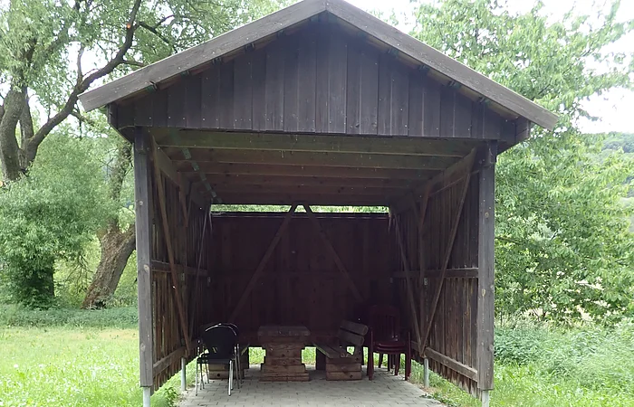Die Schutzhütte auf dem Bootsrastplatz ist komplett aus Holz gebaut und steht auf einer gepflasterten Ebene, damit man bei einem Unwetter nicht zu nass wird.