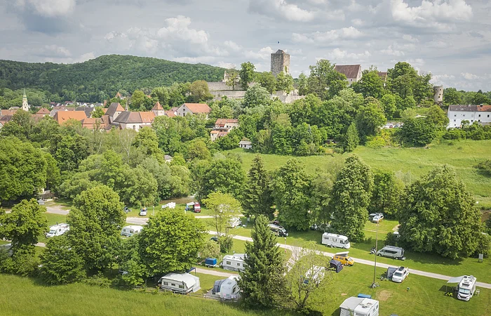 Campingplatz von oben mit Burg Pappenheim im Hintergrund.