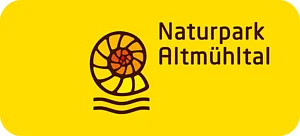 Logo Naturpark Altmühltal Logo Naturpark Altmühltal mit stilisierter Schnecke und Wellen auf gelbem Hintergrund