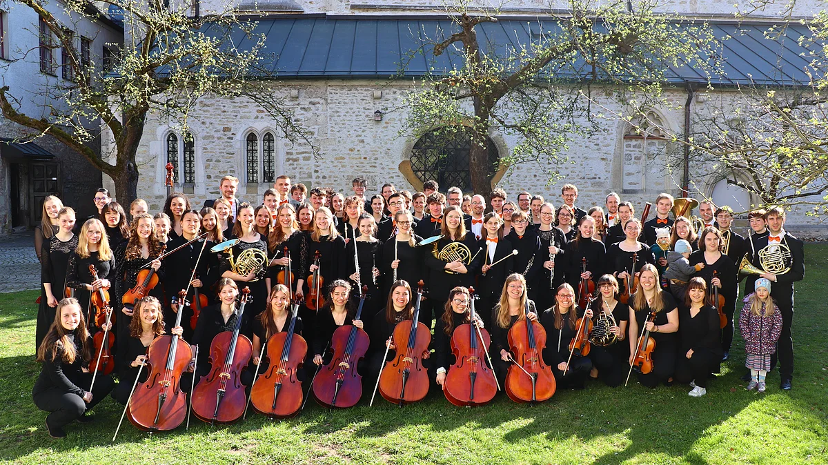 Junge Philharmonie Ostbayern Gruppenfoto der Musiker der Jungen Philharmonie mit ihren Instrumenten