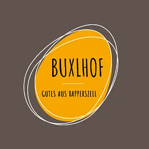 Oranges Ei mit schwarzer Schrift "Buxlhof Gutes aus Rapperszell". Umgeben von drei weißen Linien in Ei-Form.