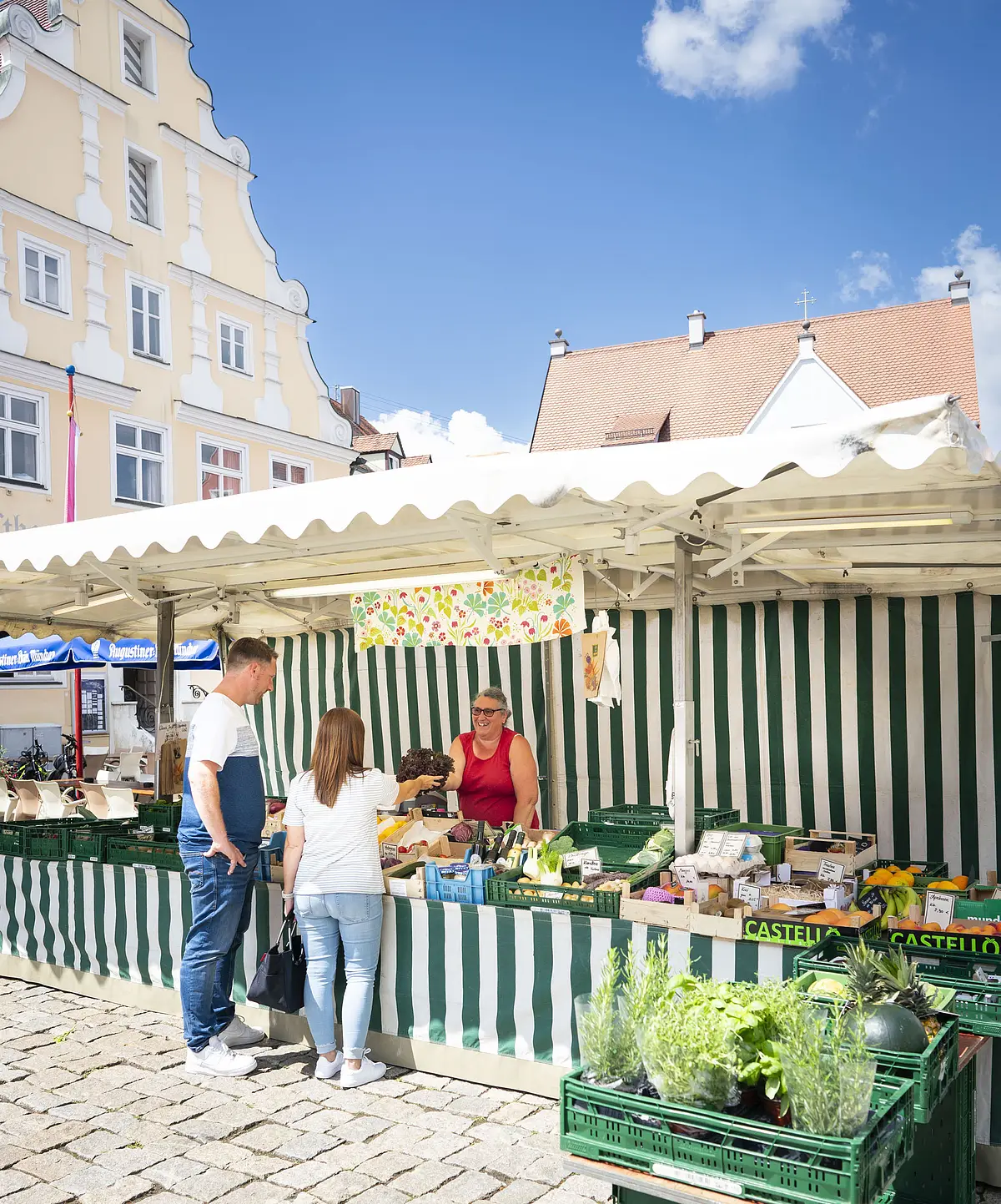 Wochenmarkt Wemding Ein Paar kauft am Wochenmarkt in Wemding bei einem Verkaufsstand ein.