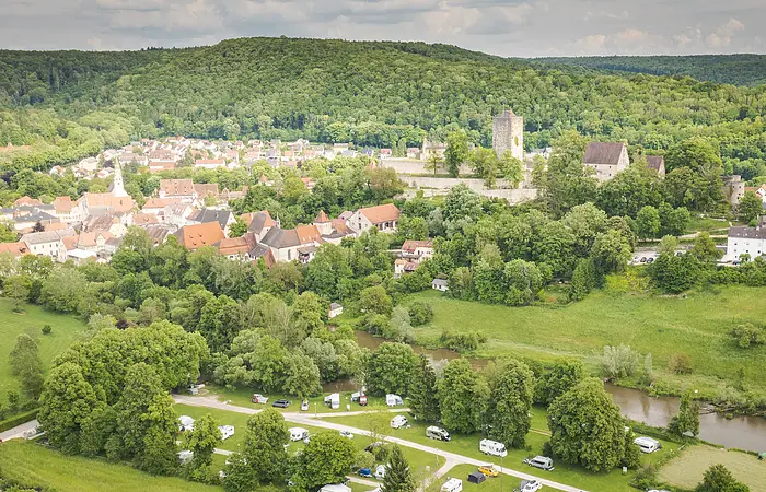 Luftausnahme vom Pappenheimer Campingplatz mit Burg und Städtchen im Hintergrund