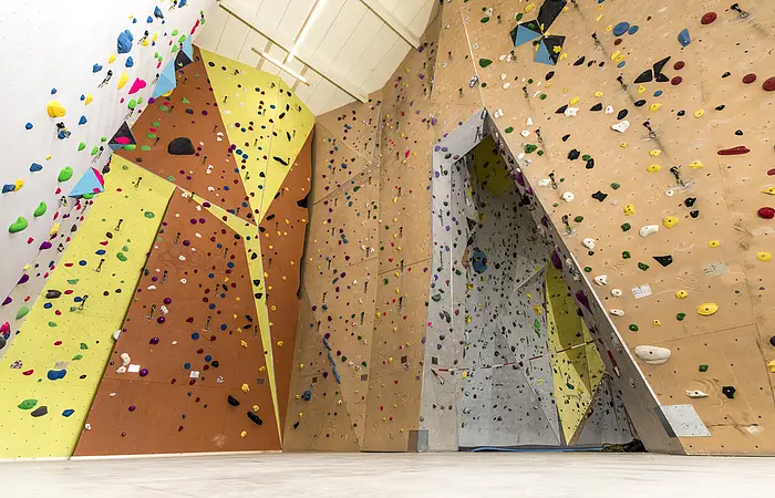 Kletterwand von unten fotografiert.