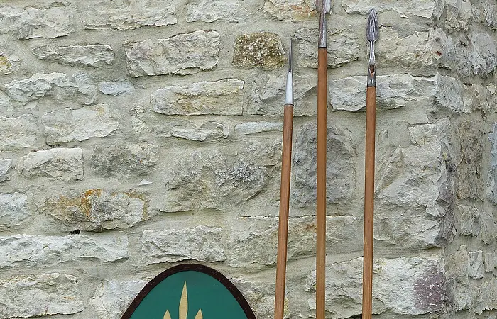 Die Nachbildungen eines römischen Schildes und dreier Pila lehnen an der rekonstruierten Toranlage des Kastell Pfünz. Beim Pilum handelt es sich um einen Wurfspeer, die typische Waffe römischer Legionäre.